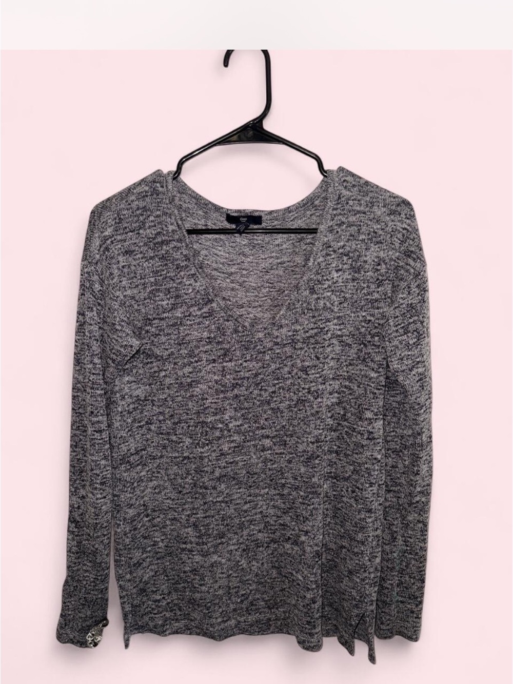 Favorite GAP Heathered Gray Long Sleeve V-Neck Top